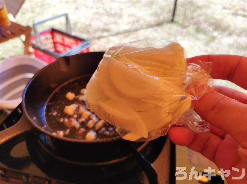 【簡単キャンプ飯】肉野菜炒めをスキレットで作る｜ほりにし辛口のピリ辛が美味しい