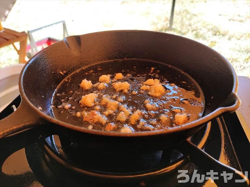 【簡単キャンプ飯】肉野菜炒めをスキレットで作る｜ほりにし辛口のピリ辛が美味しい