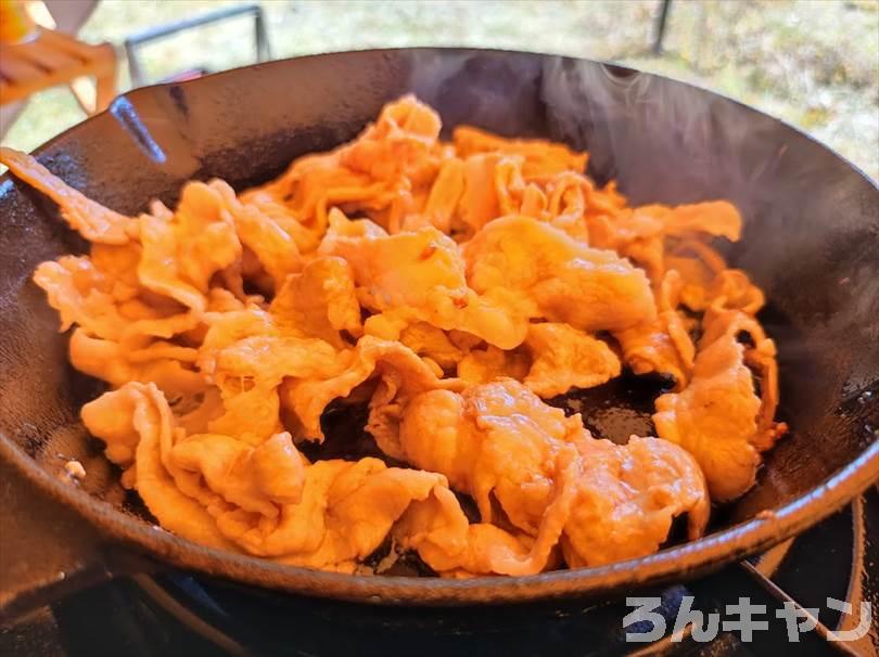 【簡単キャンプ飯】肉野菜炒めをスキレットで作る｜ほりにし辛口のピリ辛が美味しい