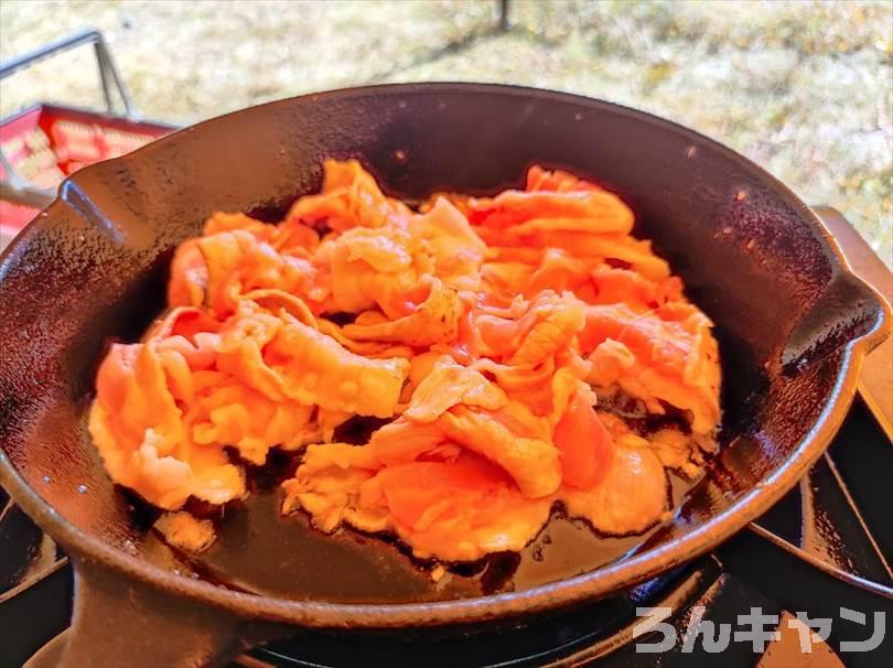 【簡単キャンプ飯】肉野菜炒めをスキレットで作る｜ほりにし辛口のピリ辛が美味しい