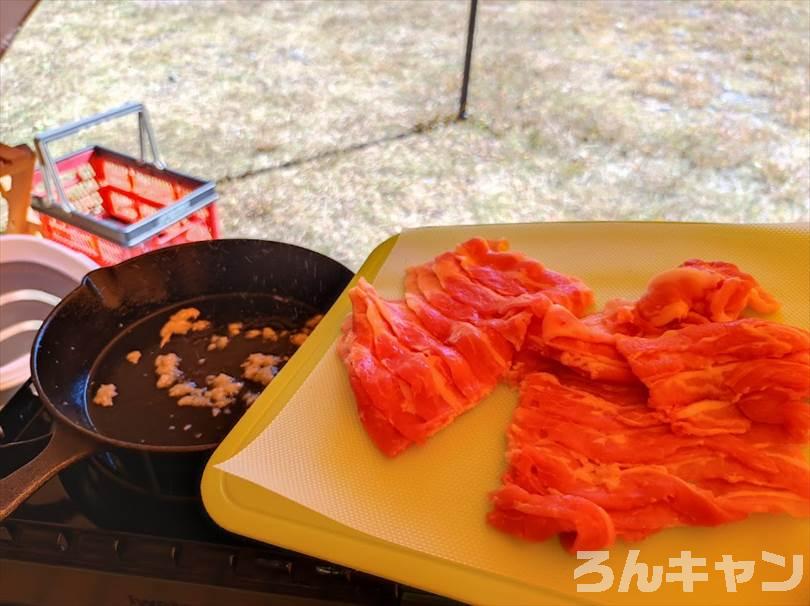 【簡単キャンプ飯】肉野菜炒めをスキレットで作る｜ほりにし辛口のピリ辛が美味しい