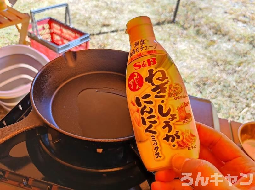 【簡単キャンプ飯】肉野菜炒めをスキレットで作る｜ほりにし辛口のピリ辛が美味しい