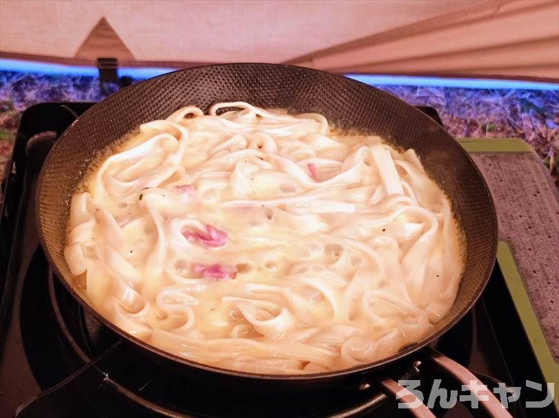 【簡単キャンプ飯】冷凍パスタをフライパンで温めるだけで美味しい！