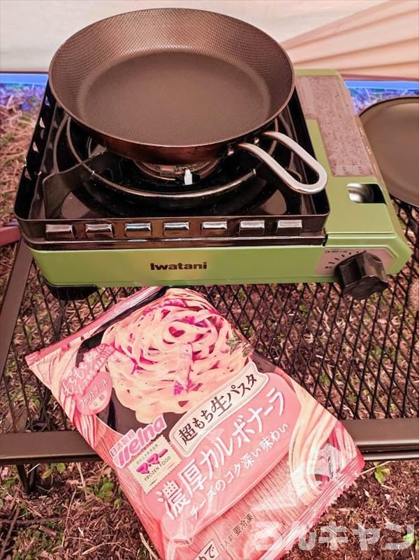 【簡単キャンプ飯】冷凍パスタをフライパンで温めるだけで美味しい！