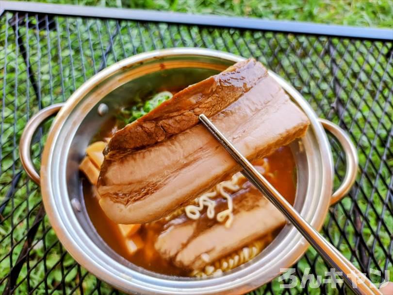 【簡単キャンプ飯】ラーメン（袋麺のサッポロ一番）が美味｜チャーシュー・メンマ・ネギ増し増し