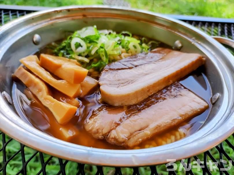 【簡単キャンプ飯】ラーメン（袋麺のサッポロ一番）が美味｜チャーシュー・メンマ・ネギ増し増し