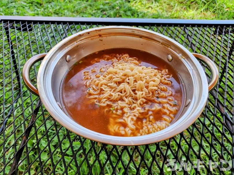 【簡単キャンプ飯】ラーメン（袋麺のサッポロ一番）が美味｜チャーシュー・メンマ・ネギ増し増し