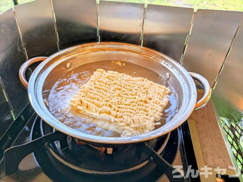 【簡単キャンプ飯】ラーメン（袋麺のサッポロ一番）が美味｜チャーシュー・メンマ・ネギ増し増し